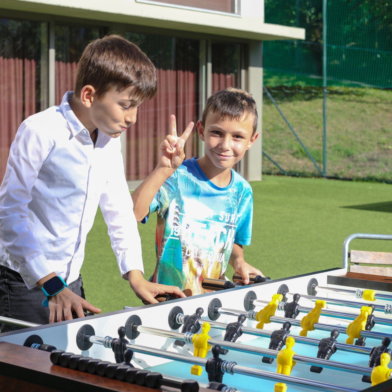 Bild_Impressum Zwei Jungs spielen Tischfussball im Kinderheim Brugg
