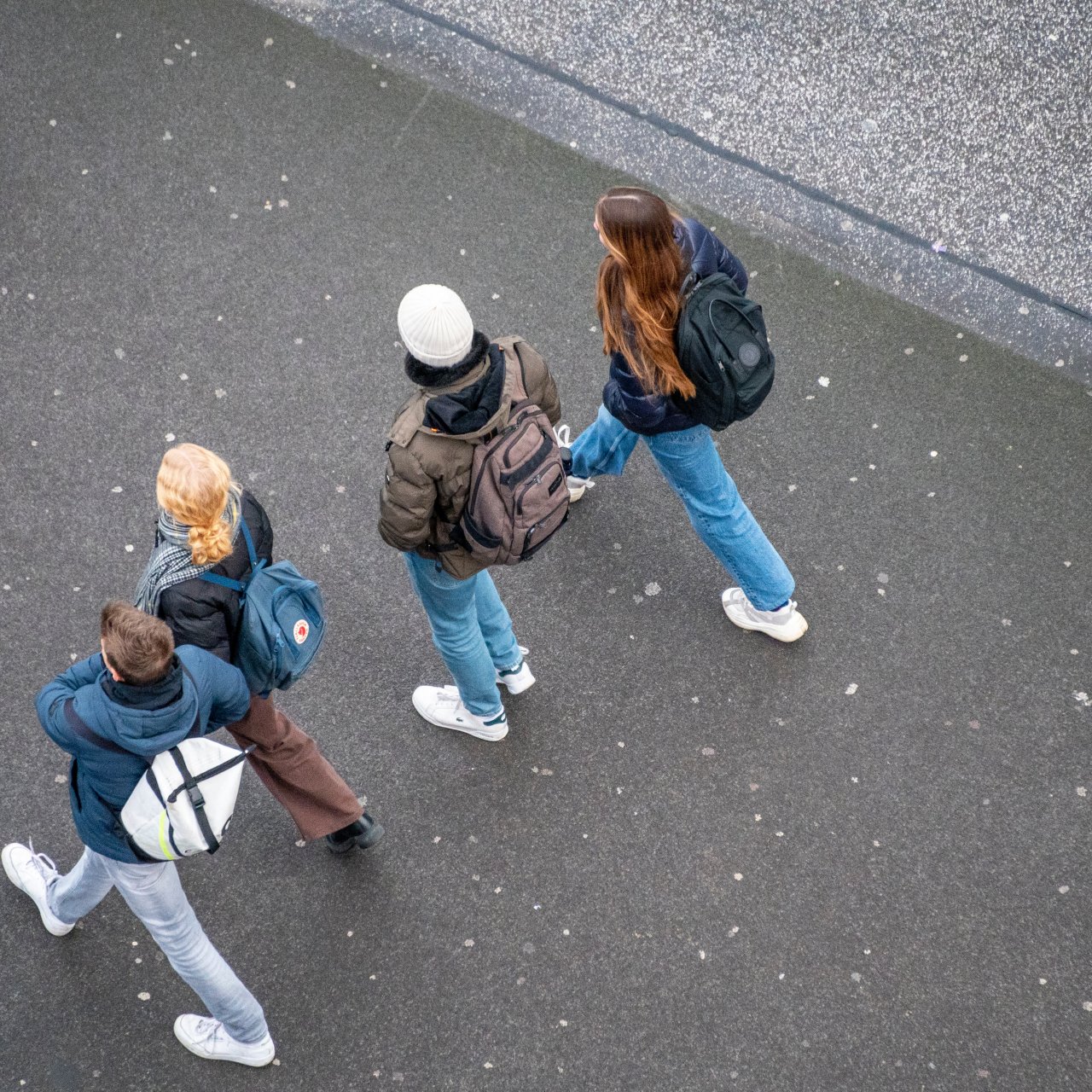 Bild Aussenwohngruppe Jugendliche mit Rucksäcken laufen auf der Strasse